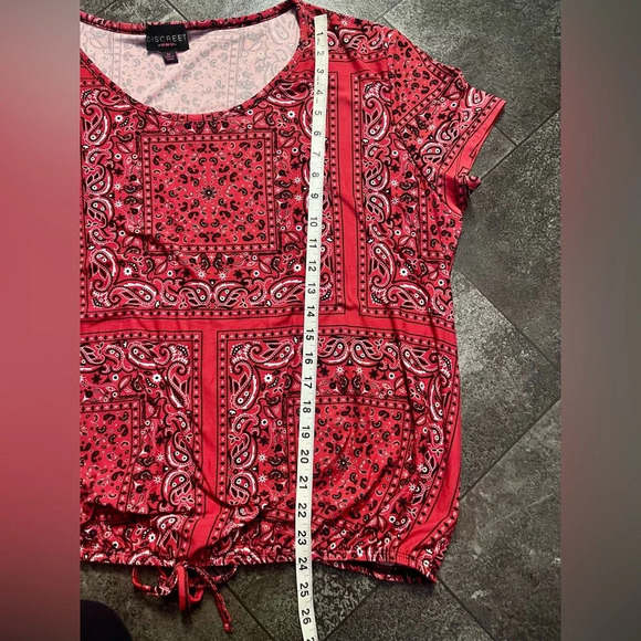 Red Bandana Short Sleeve Top with tie Waist - Picture 6 of 7